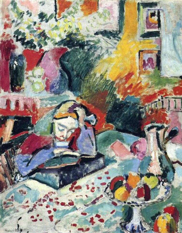 Interior con niña leyendo
